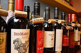 【飲酒過量，害人害己】
軟木塞的應用很廣，還可用來做為牌價使用