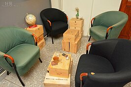 【飲酒過量，害人害己】
桌子使用已用完的酒箱，既環保又實用，且堆疊的層次感讓店內特色更為獨特