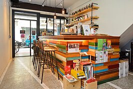 【飲酒過量，害人害己】
吧檯是使用廢棄家具拼湊而成，五顏六色的拼湊與馬賽克有異曲同工之妙，拼湊出獨一無二的吧檯