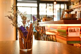 【飲酒過量，害人害己】
客人使用完畢的肉桂攪拌棒，收集在杯子內做為另種裝置藝術