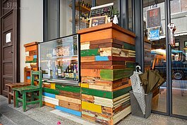 【飲酒過量，害人害己】
在門口就可看到極具特色的前吧檯，以廢棄家具所拼裝，五顏六色的木板形成類似馬賽克風格的藝術感。