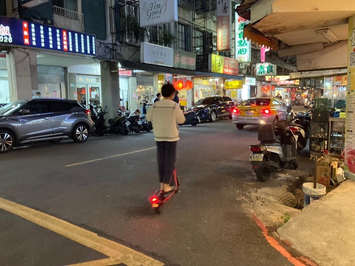 針對新型態交通工具,交通部表示,近期將推出電動滑板車上路辦法指引,最快今年底實施。圖/聯合報系資料照