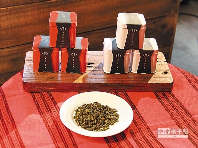 巫清瑜的茶葉商品,透過新北市原民局輔導,以特色包裝吸引消費者,不僅大獲好評,更藉此完成創業夢。(記者郭逸翻/攝影)