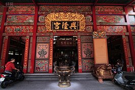 興隆宮是當地信仰中心，而且年代還比知名的清水祖師廟還早數年。信奉的主神為媽祖，是當地人信仰中心。