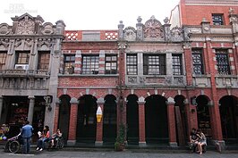 經過日本統治第一次的改頭換面後，三峽老街融合了洋樓、日式家紋以及漢人文化三種風格在內。