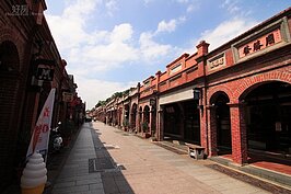 由牆面上復原的名稱，可以一推當年這是賣什麼商品的店。不過現在三峽老街所賣的東西大都是現代的商品，與老街風貌有所衝突，十分的可惜。但是放寬來看，商品畢竟是不斷的改變演化，老街還是承襲了當年「商業生活中心」的功能。