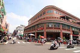 三峽老街（舊名「三角湧」）位於三峽最古老熱鬧的街道上，附近就是一大片的傳統市場。這也驗證了生活圈大都由廟宇周邊開始興起的論調。