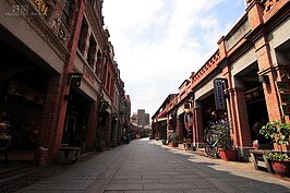 三峽老街的街廓較深坑老街寬，約莫可容量兩輛車會車也沒有問題。此外，街道也較為直緩，長度約260公尺。深坑老街相較之下就顯得較為狹窄，也較為彎曲。