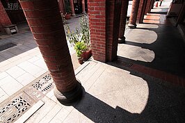 午後的陽光斜灑在老街騎樓下，有種回到過往寧靜的感覺。