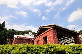 三峽現在出名的金牛角面包算是後期的特產，最早這裡藍染十分的出名。在老街附近還有DIY區專門教導這項已經逐漸失傳的特色。