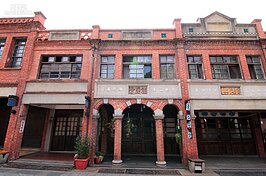 一般我們看到紅磚的柱子大都是方形或長方形，這裡卻有圓形的紅磚柱十分的特別。