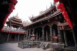 廟內雕樑畫棟十分的美麗與莊嚴，堪稱台灣廟宇的藝術殿堂。
