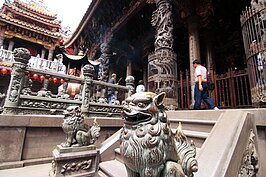 守護主殿的聖獸獅子，金屬的表面因經年累月被信眾撫摸，而呈現黃銅色。