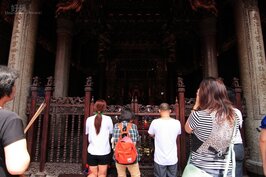 誠心膜拜的信徒們。清水祖師廟也是日本觀光客指定要去的觀光景點。