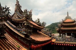 屋頂上裝飾滿各種中國傳統、神話故事的雕刻，讓人眼花撩亂。