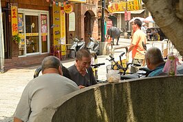 廟前的老榕樹下，是當地老者聚集聊天砍大山的地方。