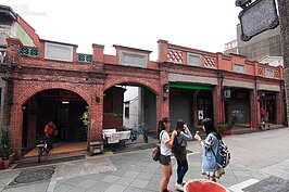 學生們把握最後的暑假時光來到老街遊玩。