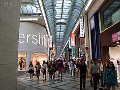 喜歡血拼的人，到道頓崛逛街，絕對不能錯過心齋橋筋。因走道有天頂設計，不管晴天下雨都適合逛街，值得國內商圈借鏡。