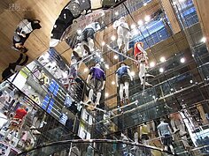 優衣褲在日本是平民品牌，售價也比台灣同款便宜，因此吸引許多觀光客前往大採購。