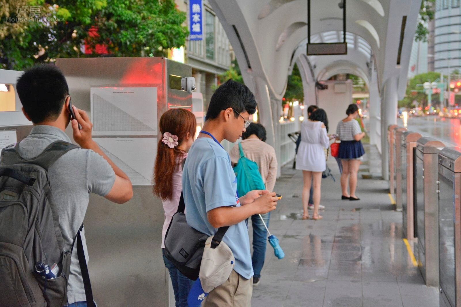 說好的五分鐘一班呢？民眾苦等十多分鐘，開始紛紛玩起手機雨打電話跟家人報備BRT延遲了，所以會晚點回到家。（好房News記者 陳韋帆／攝影）