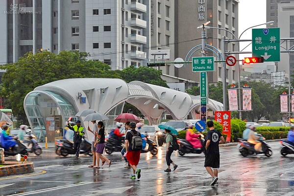 BRT設置的專用道導致道路壅塞,民眾大喊吃不消,更有人直說自從BRT設置之後,根本就懶得開來這區域,寧願繞路走也不願塞車。(好房News記者 陳韋帆/攝影)