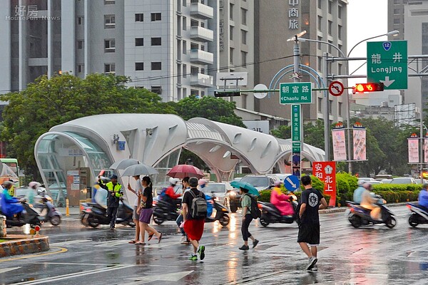 BRT設置的專用道導致道路壅塞，民眾大喊吃不消，更有人直說自從BRT設置之後，根本就懶得開來這區域，寧願繞路走也不願塞車。（好房News記者 陳韋帆／攝影）