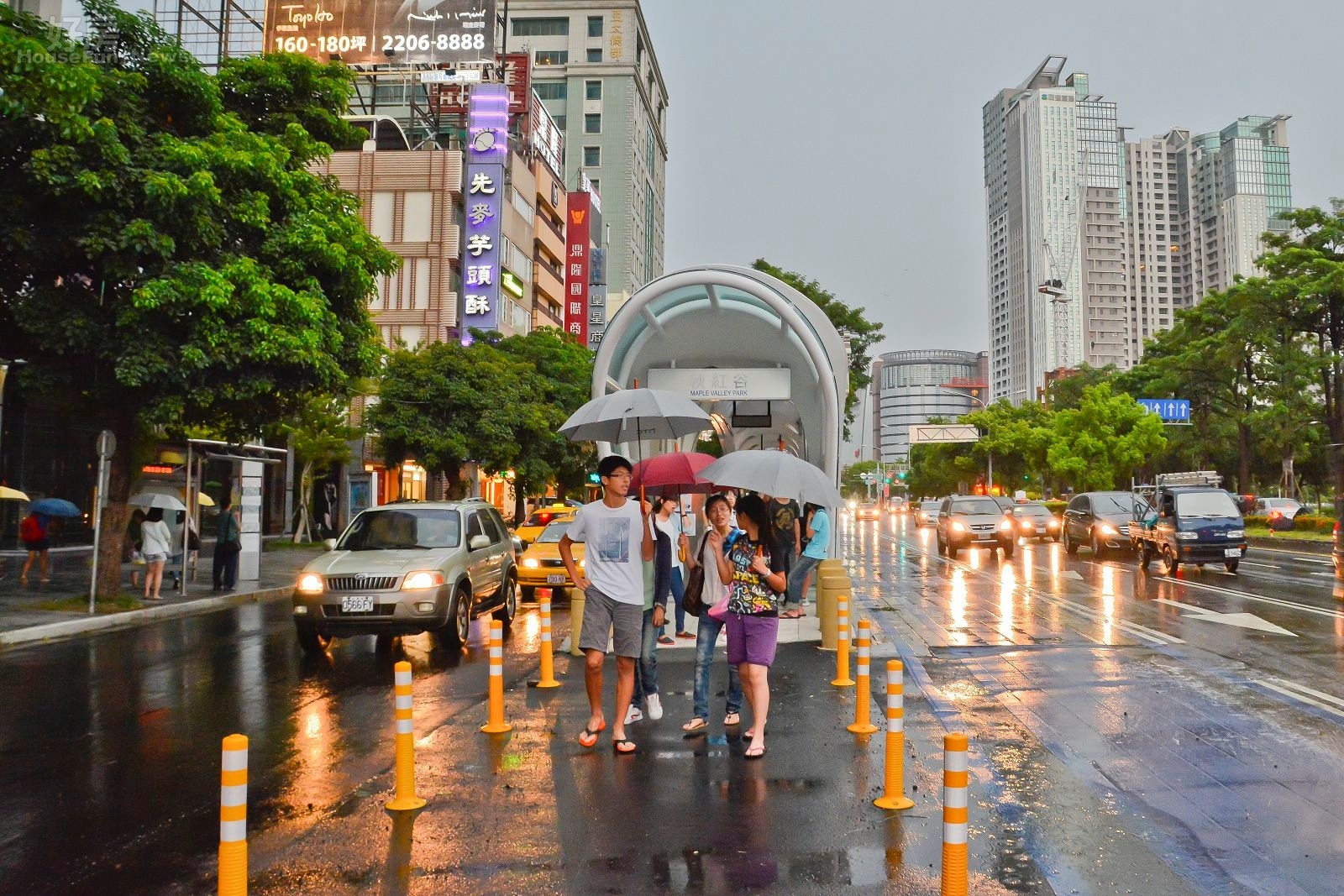 BRT設立的出入口就在馬路中間，但不像台北市的公車專用道有分隔島，民眾出入須經過大量車潮，令人怵目驚心、險象環生。（好房News記者 陳韋帆／攝影）
