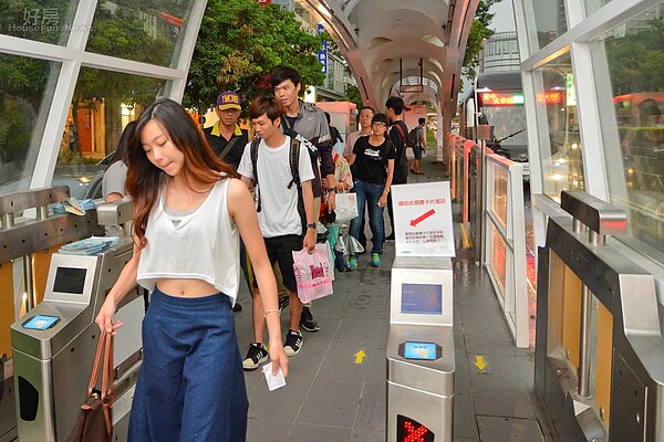 民眾因為出口感應不良,造成大排長龍的現象。(好房News記者 陳韋帆/攝影)