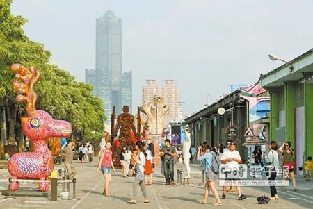 港都新風情 高雄駁二藝術特區,從最初2棟擴大到25棟,仍供不應求,成為市民最佳休閒去處。(謝明祚攝)