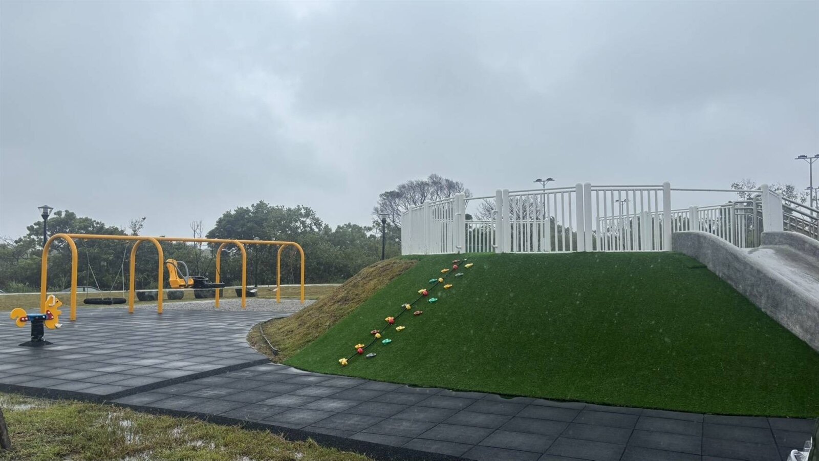 桃園市楊梅區第八公墓活化再利用,轉型新闢成為特色公園,耗資2000萬打造成楊梅區富豐公園,於今上午落成啟用。記者周嘉茹/攝影