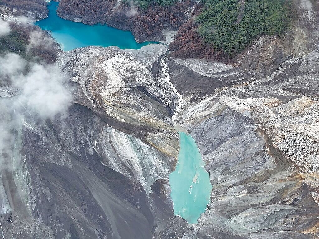 林業及自然保育署21日空中勘查發現,花蓮縣馬太鞍溪堰塞湖溢流口下方800米處河道,因土體崩塌堵塞形成小型堰塞湖,晚間溢流。(林保署花蓮分署提供/羅亦晽花蓮傳真)