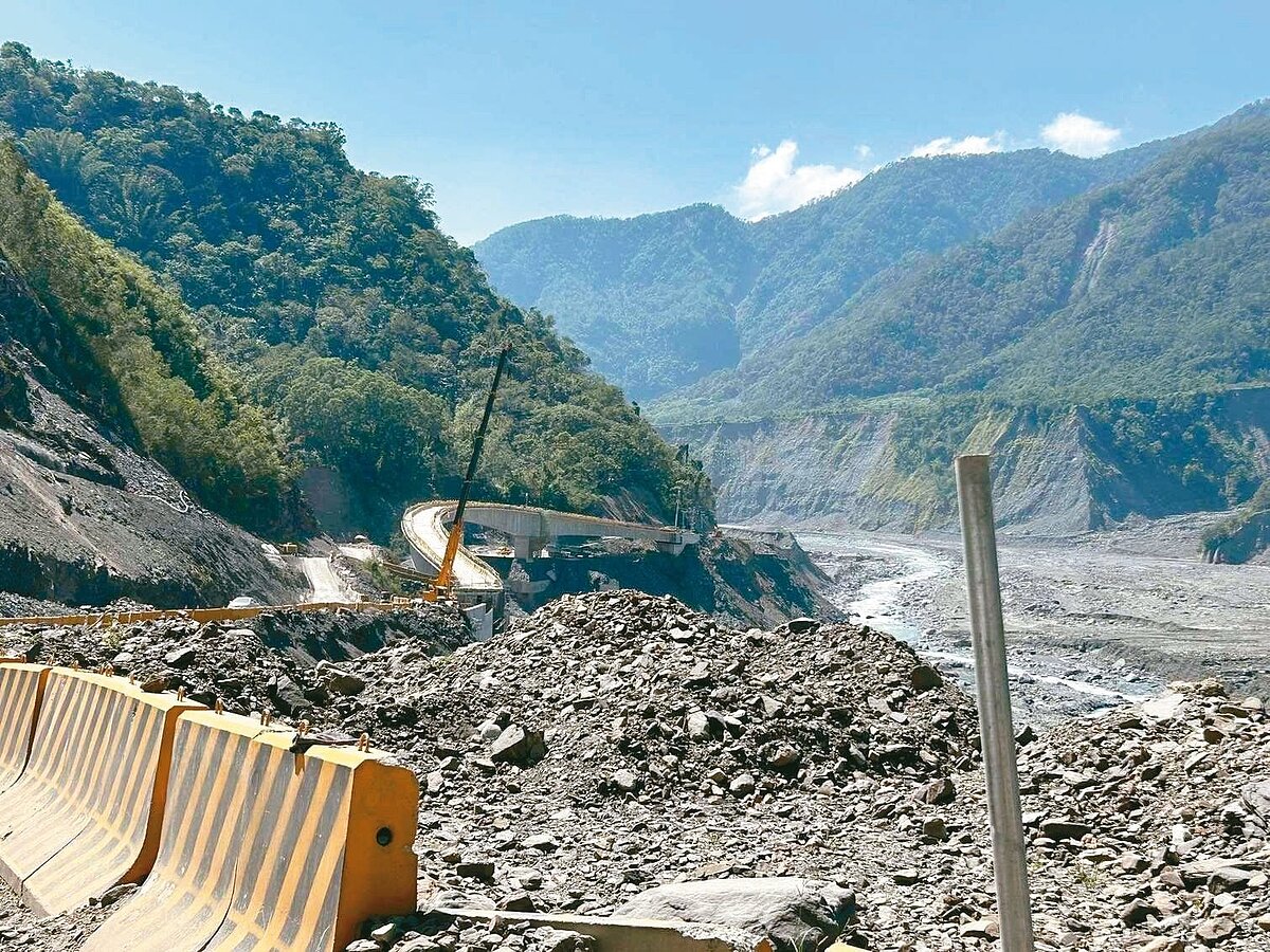 南橫公路桃源勤和至復興段配合邊坡施工交通管制，居民抱怨為何不修復溪底便道當替代道路。圖／居民提供
