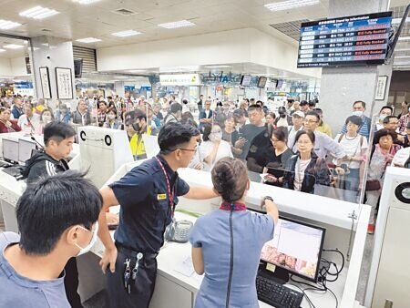 只復航半天的小三通仍載回大批滯留廈門的中轉客,再度擠爆金門尚義機場候補櫃檯。(于家麒攝)