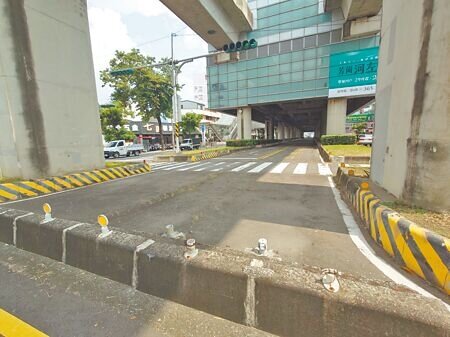 
台1線高雄市楠梓區成功南路於捷運高架橋下方預留左轉道，但早在10多年前就封閉停用，民代希望市府能利用此空間改善該處交通壅塞問題。（任義宇攝）
