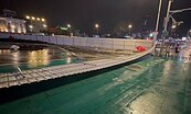 基隆港邊風勢仍強勁　原國光客運站址整片圍籬傾倒