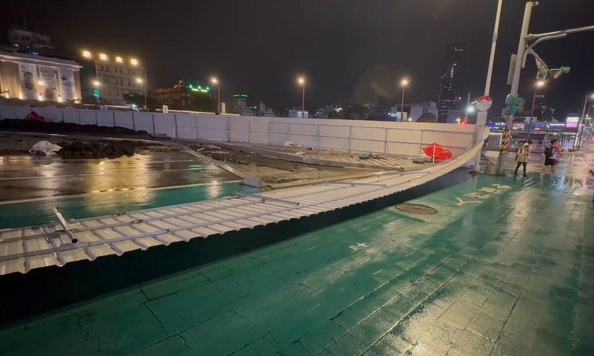 基市府在原國光客運臨時站址施作鋪面工程,臨近忠一路的圍籬21日晚被強風吹垮。工務處接獲通知派員善後,確保工地及往來人車安全。圖/基隆市議員施偉政提供