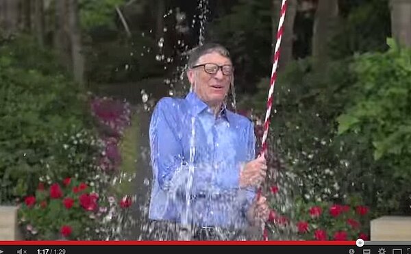 比爾蓋茲也被點名參與ALS冰桶挑戰旋風活動(翻攝Youtube)