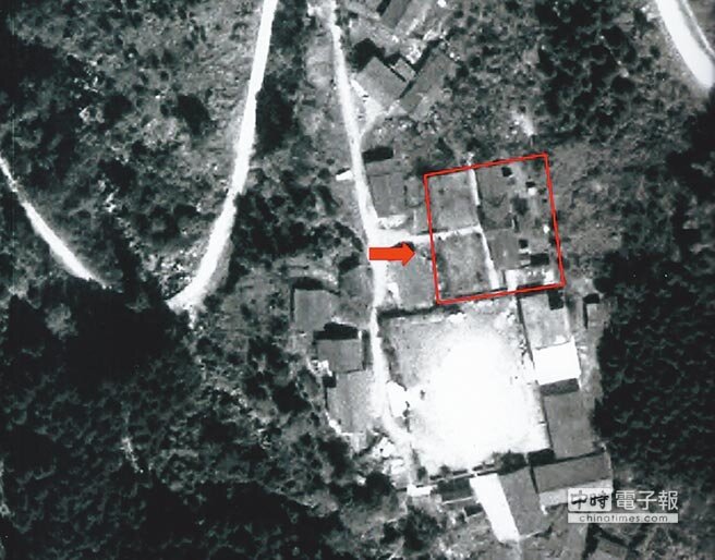 據民國66年空照圖顯示公田村54-141號土地原為民宅用地，但縣府地政處卻因民國75年完成土地編定，無法更正地目。（截取自中時電子報）