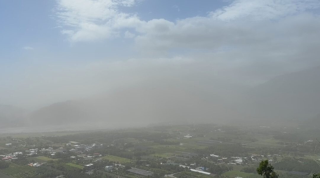 滾滾揚塵直撲市區及縱谷地區,不僅遮蔽視線,更讓遠處景貌都無法清楚看見。圖/讀者提供