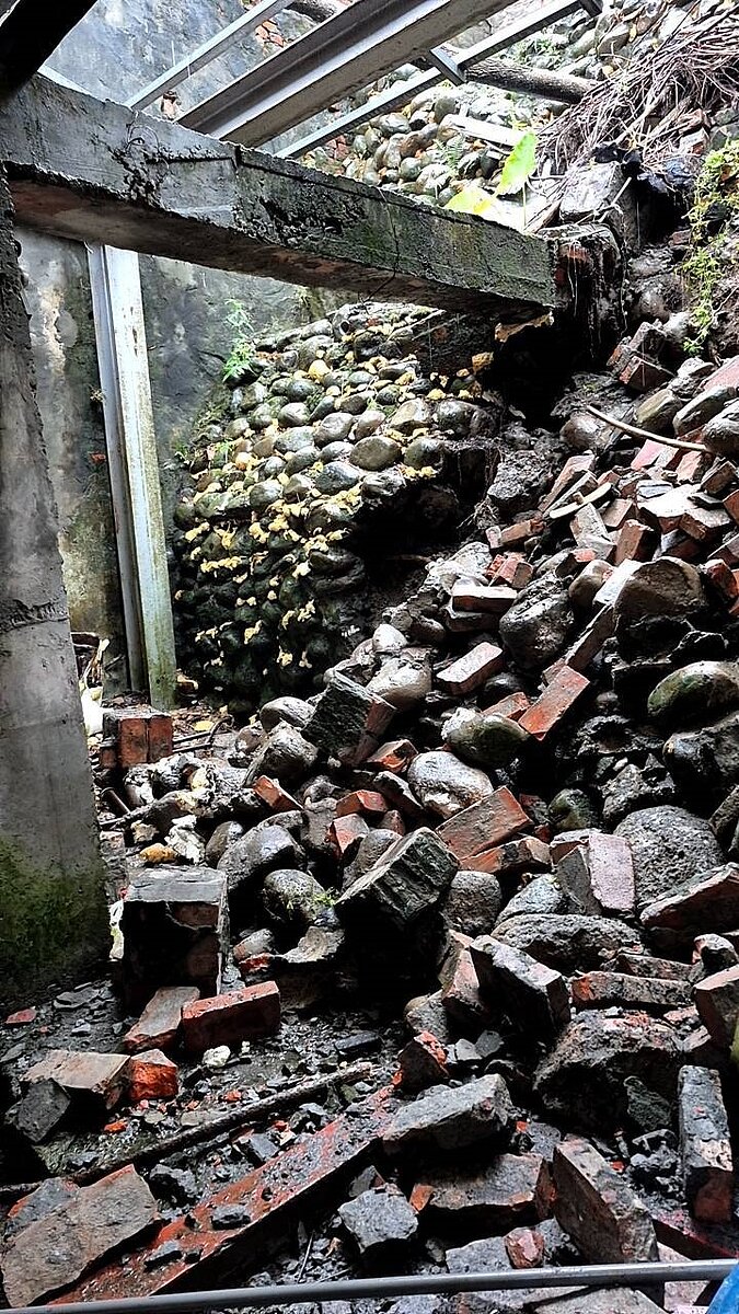 台北市汀州路230巷33號附近發生邊坡崩塌。圖／水源里長林全義提供
