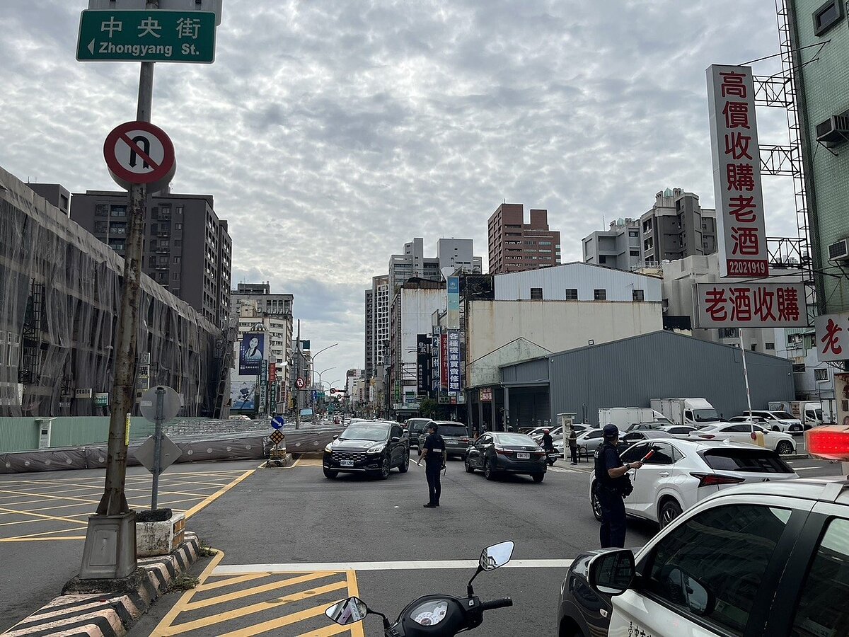 台中市北區中央市場進行改建工程,22日下午因強風導致搭建的鷹架倒塌,釀一人受傷。記者陳宏睿/翻攝