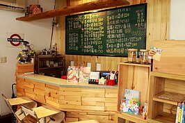 以木頭為主要建材的木巷咖啡，一進店內迎面而來的就是一股溫馨的感覺。