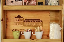 不只賣咖啡，也賣手工文創商品。