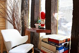 午後，在這個人氣座位上，一杯咖啡與一本好書，就可消磨一下午。