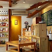 木巷咖啡店佔地面積雖不大，但是老闆卻堅持保留一大片空間作為客人間的交流之用。