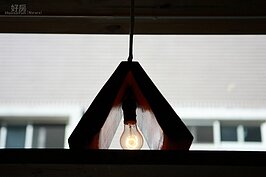 木頭雕刻而成打開的書本形狀燈罩，十分的有Fu。