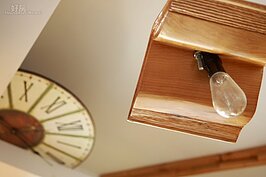 木頭雕刻而成打開的書本形狀燈罩，十分的有Fu。