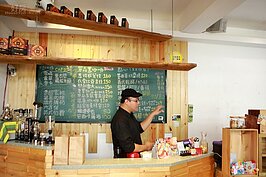 來到木巷咖啡，不像是去咖啡店，客人與老闆、服務員間，就像好友一般天南地北無所不聊。