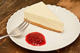 店家特別推薦的生起司蛋糕，如同冰淇淋般入口即化，壓底的餅乾口感特殊，甜而不膩，鬆軟中帶著脆度。（好房News記者 陳韋帆／攝影）