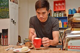 老闆朱建豪烹煮咖啡認真的神情令人陶醉。（好房News記者 陳韋帆／攝影）